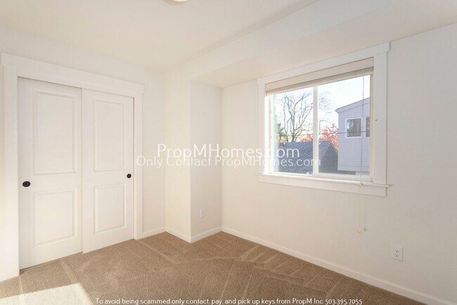 Building Photo - Trendy Updated SE Portland Bungalow with Balcony!