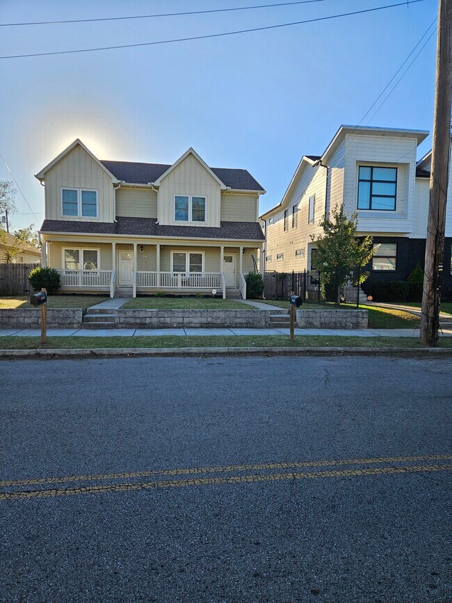 Primary Photo - 1911 9th Ave N