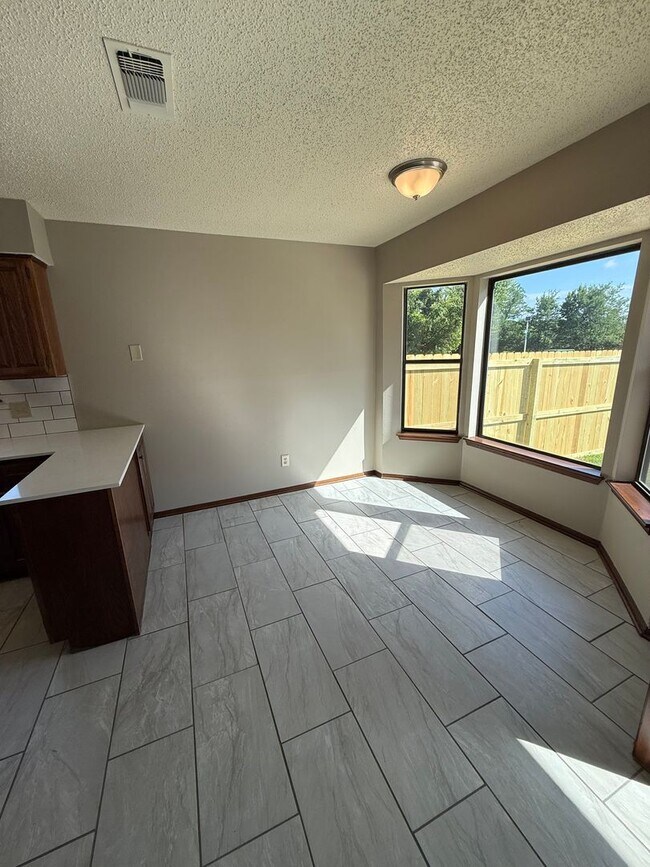Building Photo - 3 Bed 2 Bath Duplex with 2 Car Garage.  Gas Heat & Hot Water.  Yard Care Included.