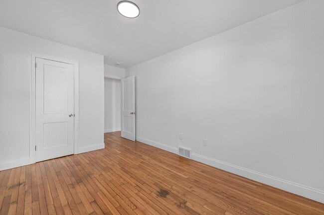 Building Photo - 4924 Greenwood St