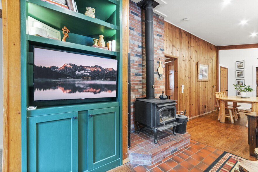 Building Photo - 838 Lakeshore Dr