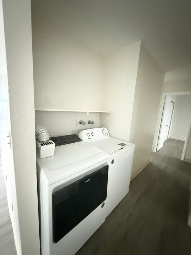 Building Photo - Salt Lake - Tropicana Manor 3-bedroom 2-ba...
