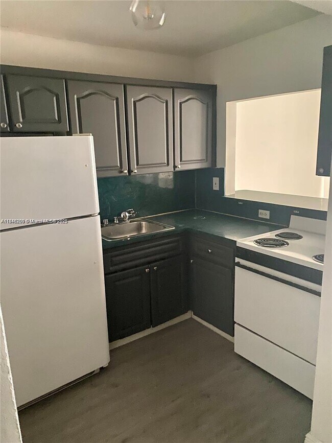 Building Photo - 1441 Lincoln Rd