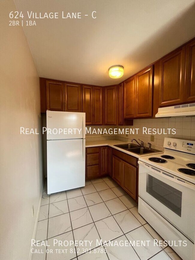 Building Photo - 624 Village Ln