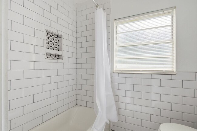 Building Photo - Remodeled 3/1 Home