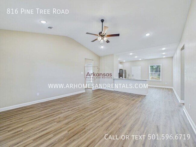 Building Photo - 816 Pine Tree Rd
