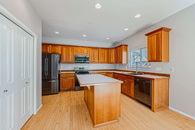 Building Photo - This is a beautiful property in the Savana...