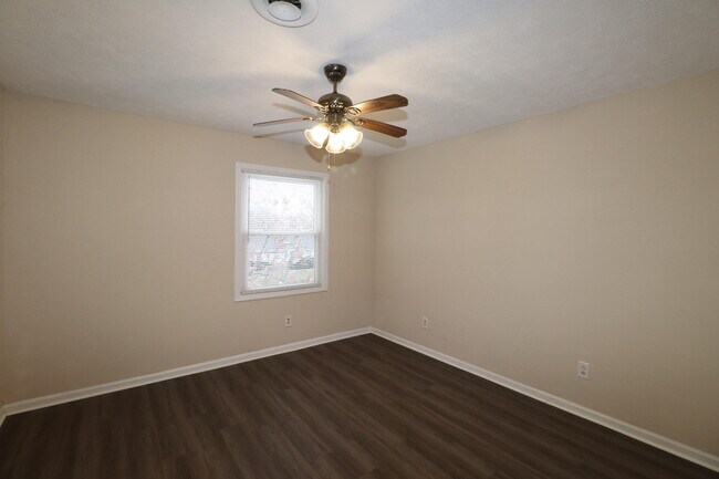 Building Photo - 310 E Edgewood Dr