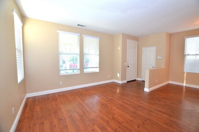 Building Photo - 4Br/3-1/2 bathroom Home