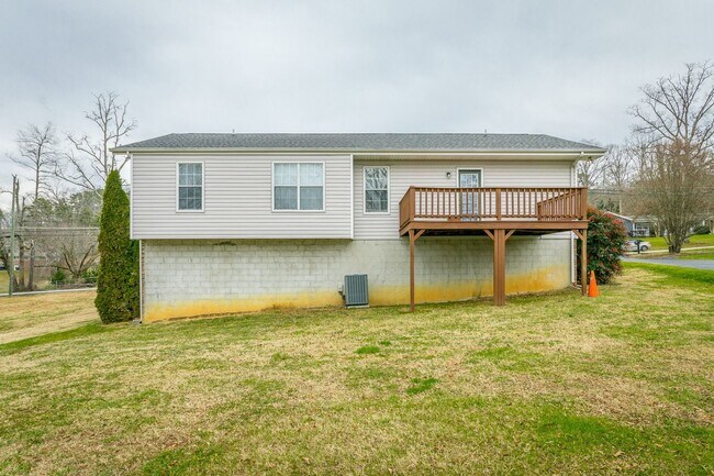 Building Photo - 3 Bedroom 2 Bath Massive Garage