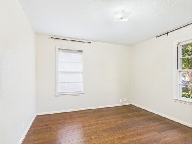Building Photo - Adorable Property