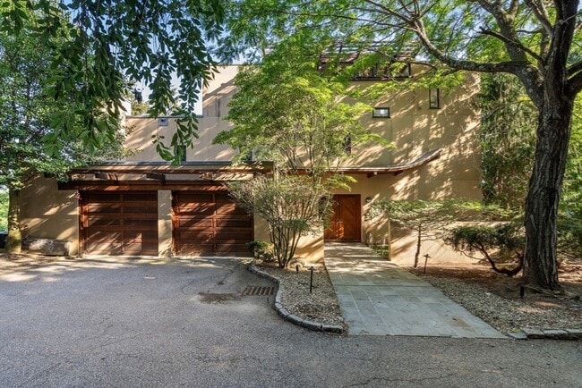 Building Photo - 225 Kenrick St