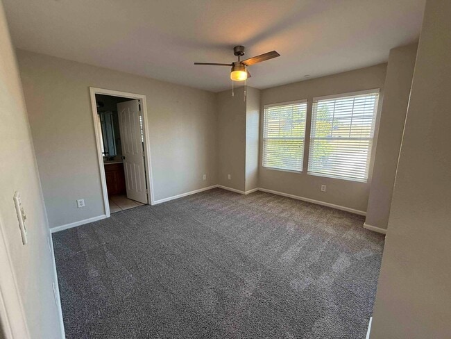 Building Photo - Great 4 Bedroom with Pool