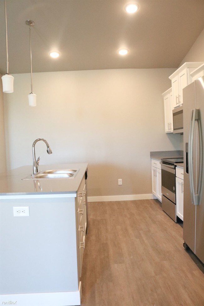 Building Photo - 2 br, 2 bath  - Maplewood Townhomes