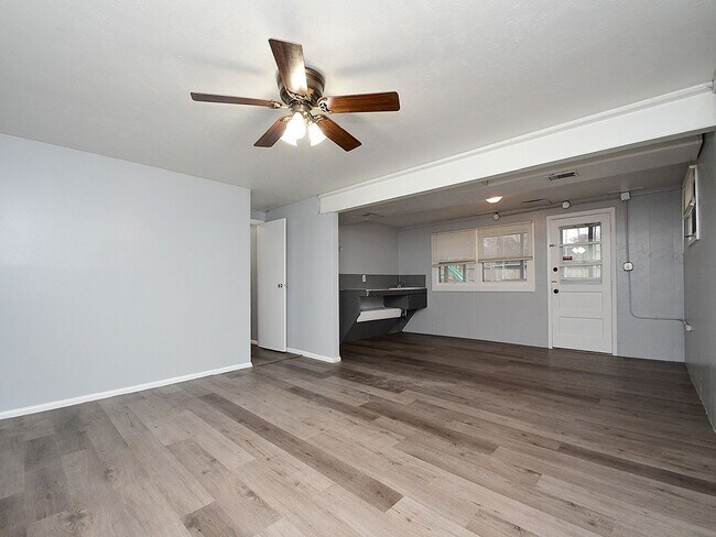 Building Photo - Spacious Living