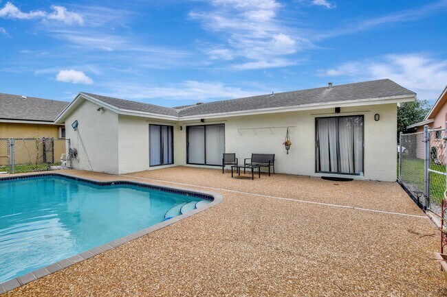 Building Photo - 1541 SW 102nd Terrace