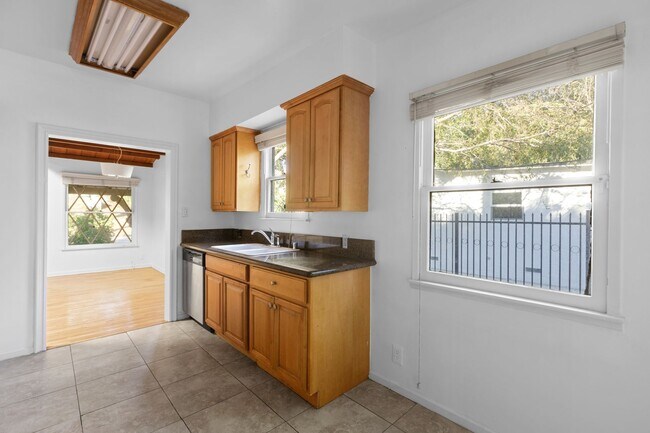 Building Photo - 15826 Magnolia Blvd