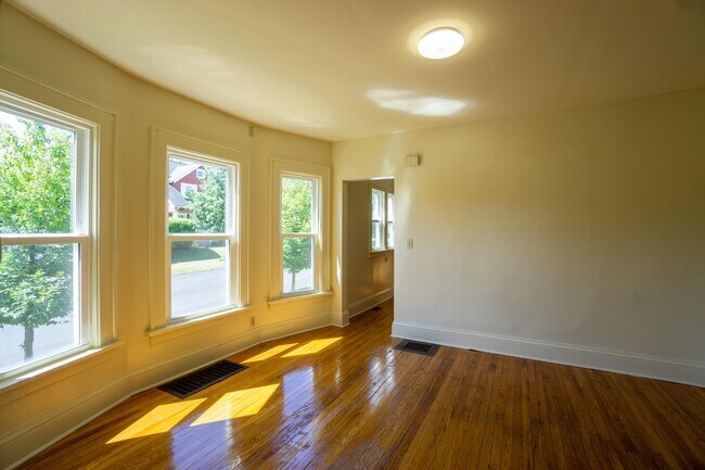 Building Photo - AVAILABLE 8/1/26 - Spacious First Floor Ap...