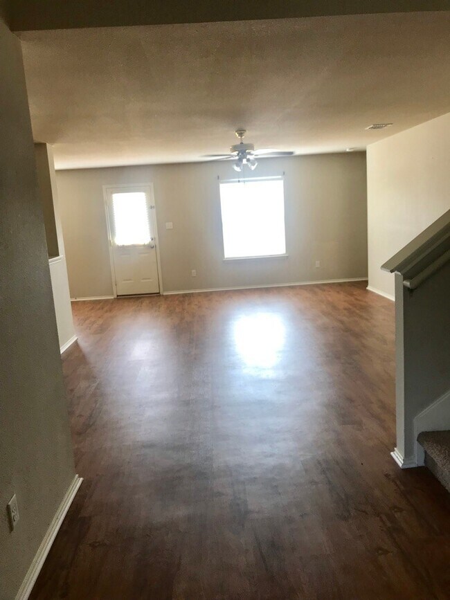Building Photo - GREAT HOME! GREAT LOCATION