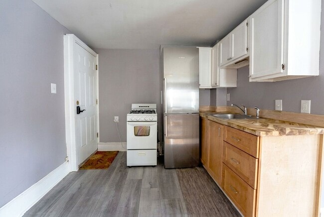 Building Photo - 52 Carleton St