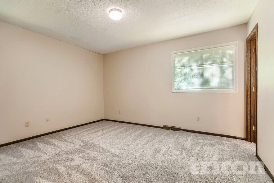 Building Photo - 13101 Thomas Ave