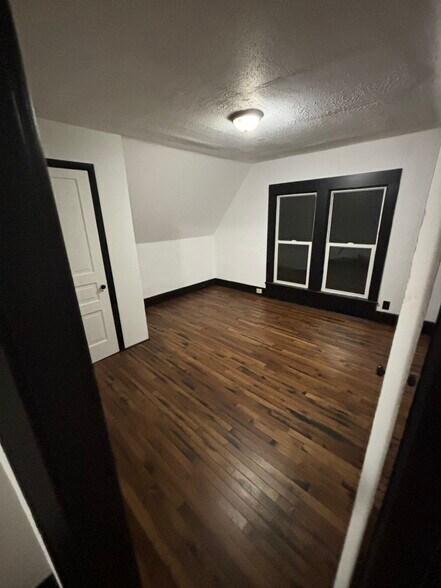 Building Photo - 1841 1/2 Highland Ave