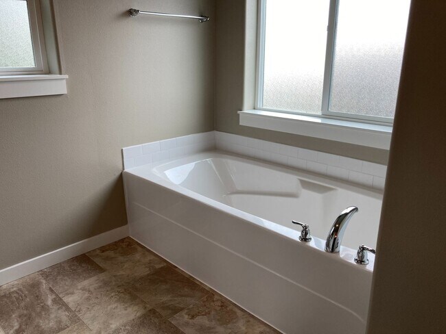 Building Photo - Newer Home In North Albany! Nealy 2500 sq ...