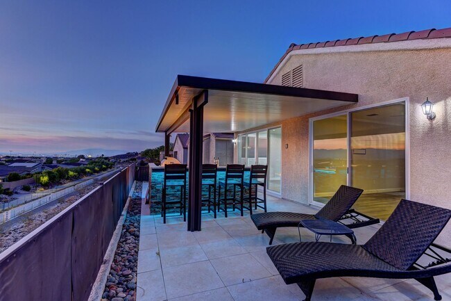 Building Photo - 180 Degree elevated views from a quiet str...