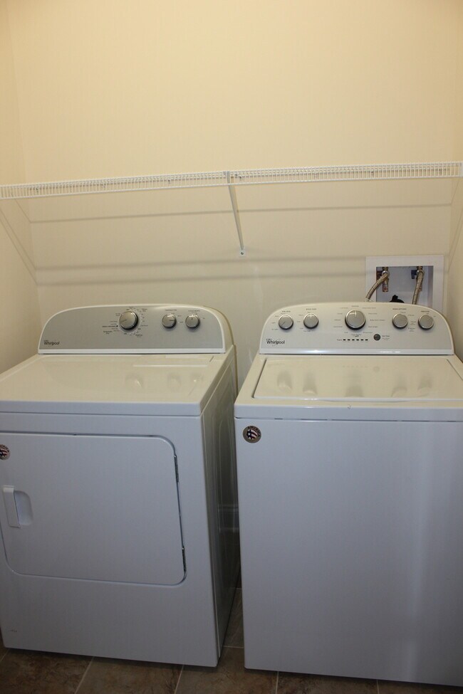 Building Photo - Duplex with Garage in Bridgewater