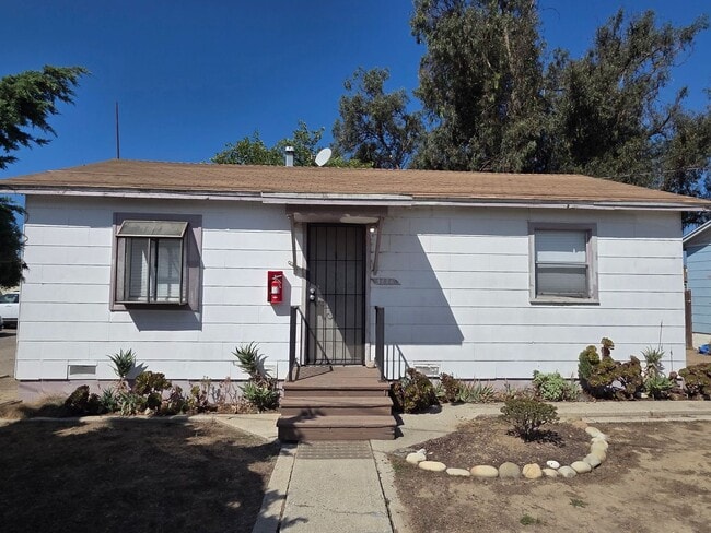 Primary Photo - Ventura - Small 1 bedroom house w/ yard $2300