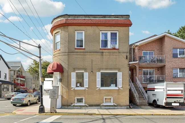 Building Photo - 541 70th St