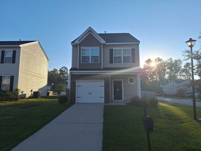 Primary Photo - Wonderful Three Bedroom Home in Northeast ...