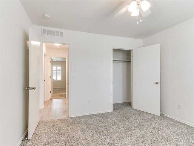 Building Photo - 906 Butterfly Wy