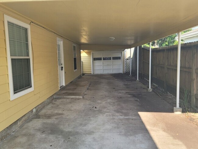 Building Photo - 1523 Campbell Ln