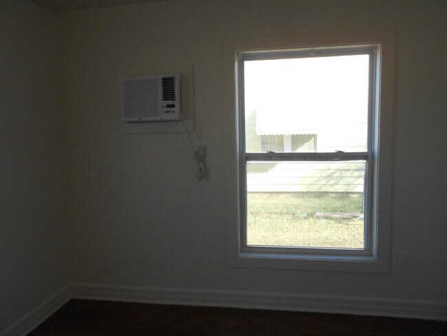 Building Photo - Pre-Leasing for Summer/Fall 2026 - 2/1 with hardwood floors