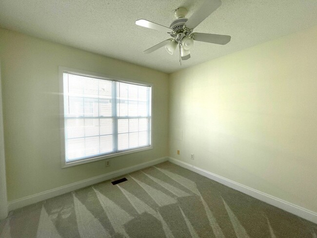 Building Photo - 3 Bedroom, 2.5 Bath Town Home - Large Back...