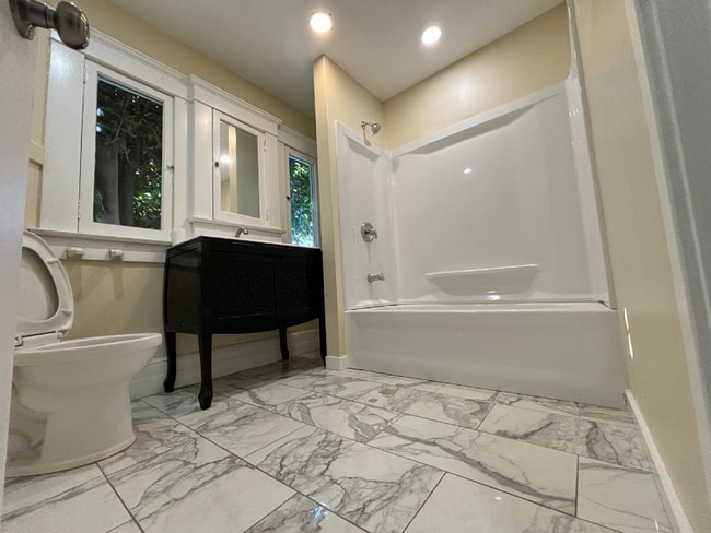 Building Photo - 526 W 49th St