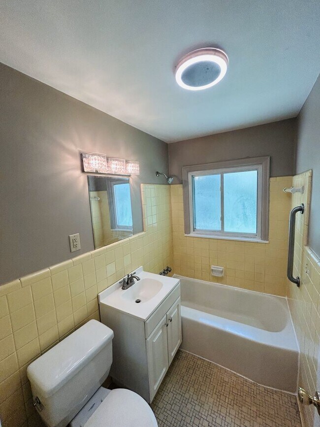 Building Photo - Charming 3-Bedroom Ranch in Prime Location!