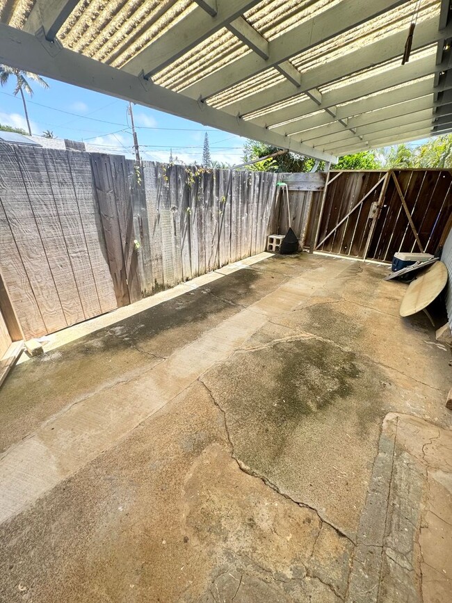 Building Photo - Ready for move in! Utilities included! One...