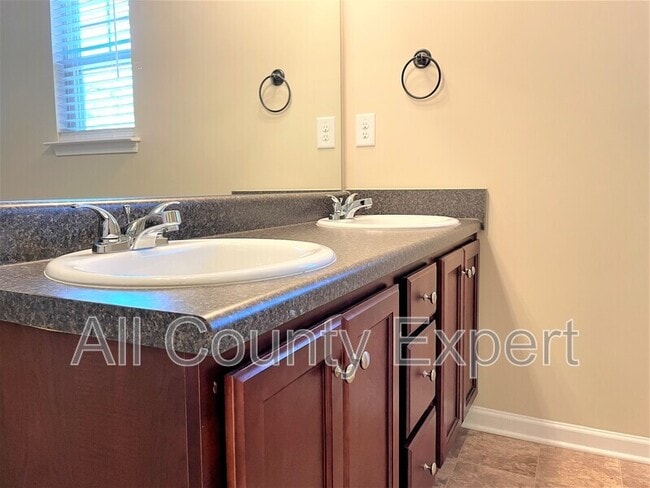 Building Photo - 599 Oakside Pl