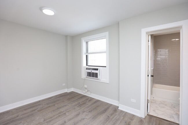 Building Photo - 545 W Belmont Ave