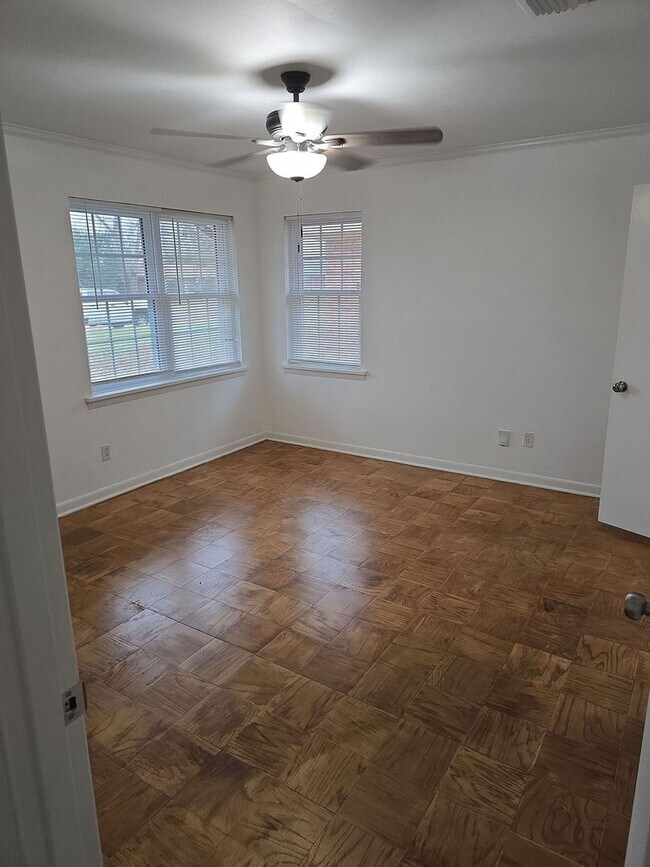 Building Photo - Refurbished - 3 bdrm 1.5 bath