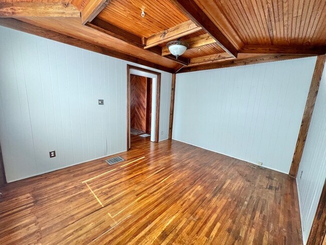 Building Photo - Unique Oakley Ranch!