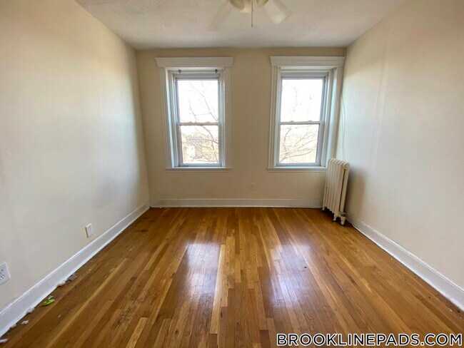 Building Photo - 352 Riverway