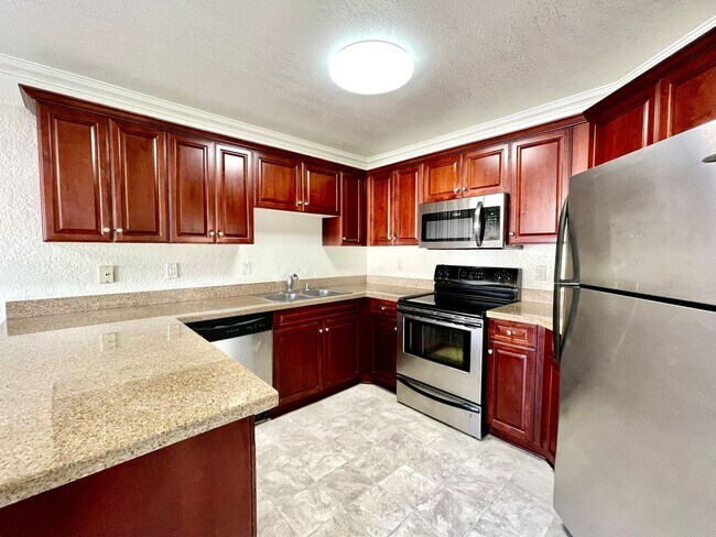 Building Photo - Updated Lower Level Condo in gated Vista Way Village!
