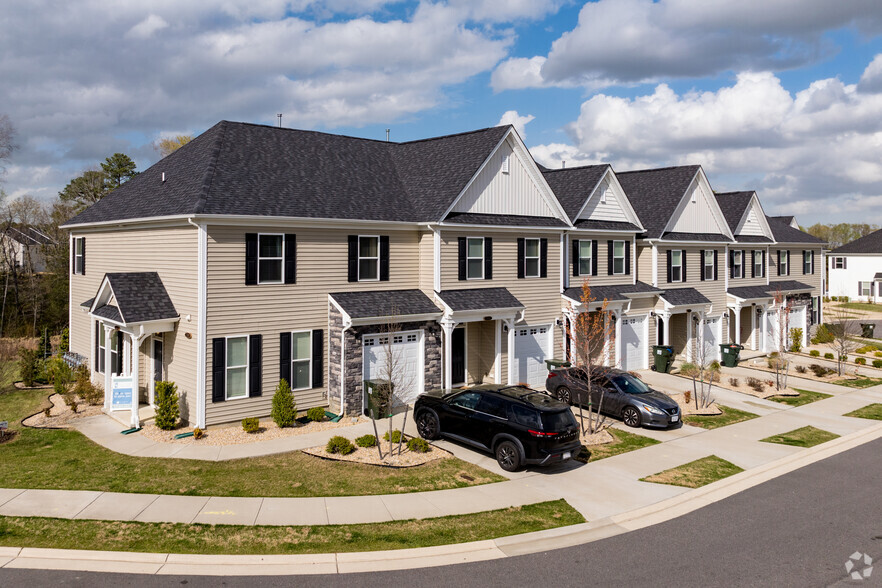 Primary Photo - Hillpoint Preserve Townhome Apartments