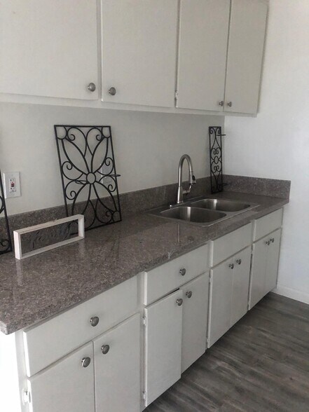 Building Photo - Valley Oasis Apartments