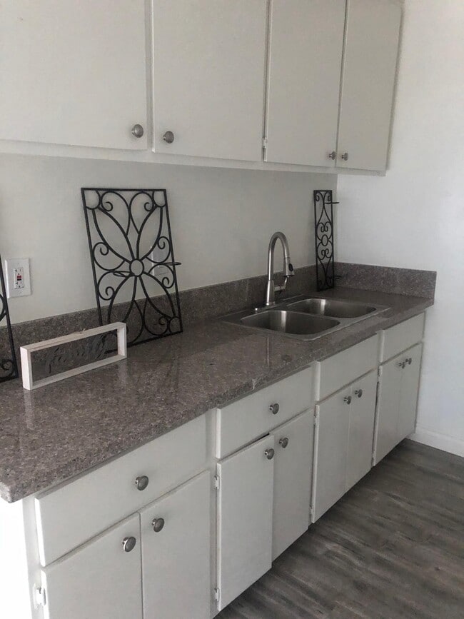 Building Photo - Valley Oasis Apartments