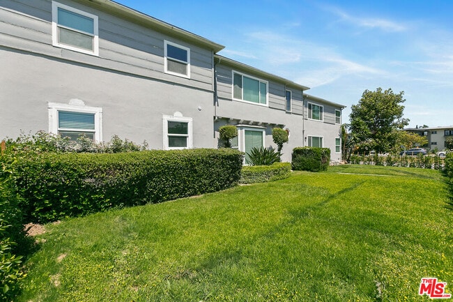 Building Photo - 5454 S San Vicente Blvd