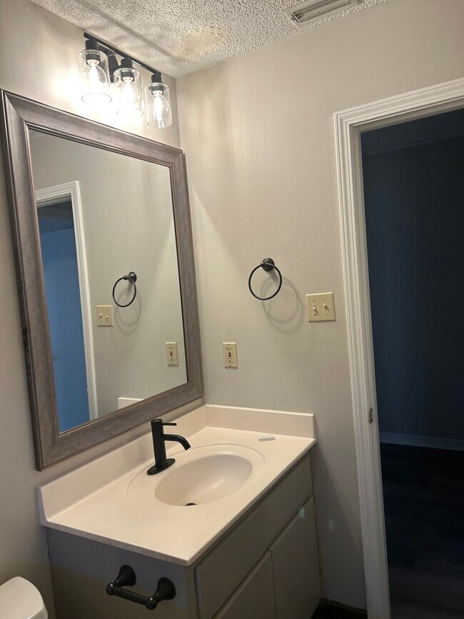 Building Photo - 912 McCay Ave